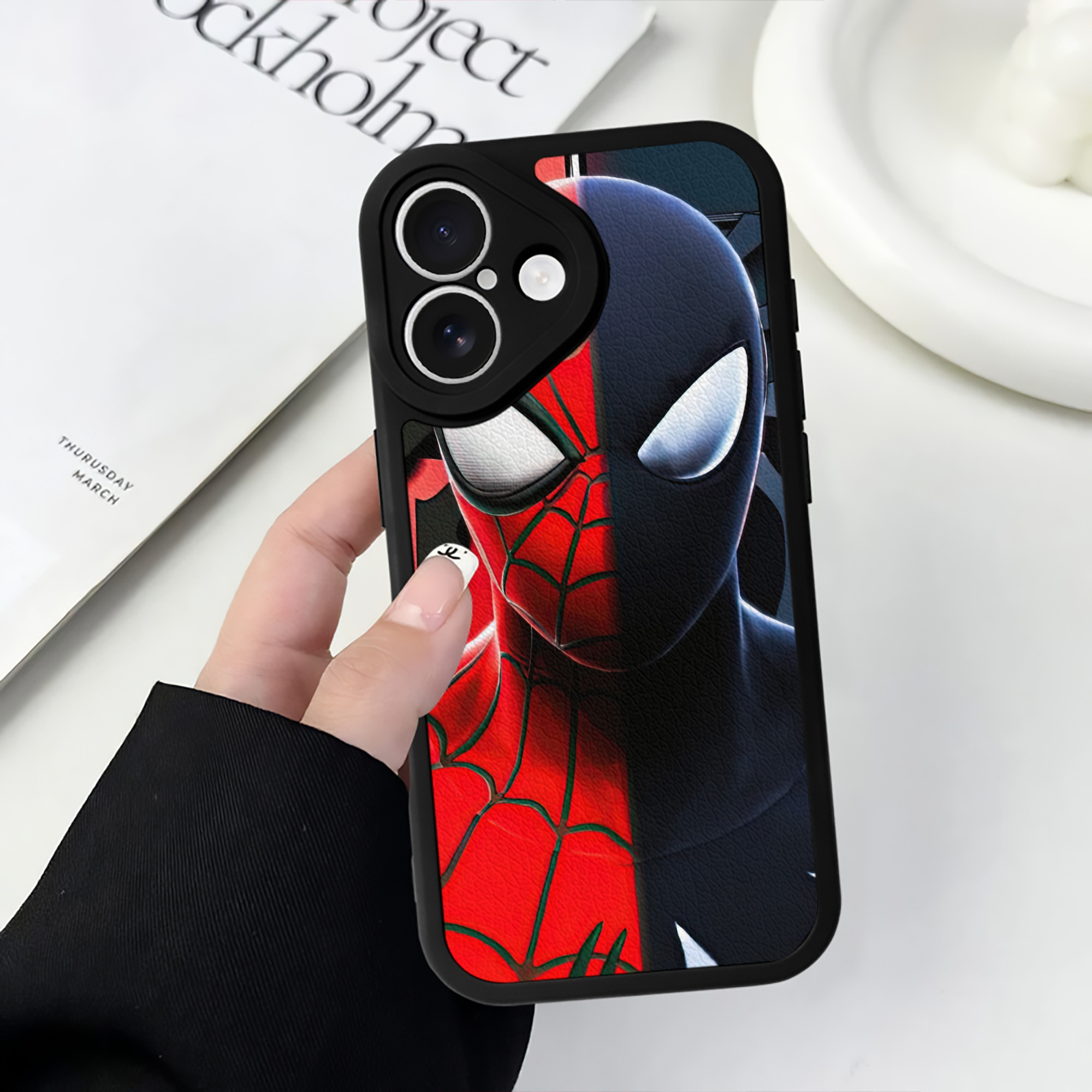 Spider Man スパイダーマン 【iPhone 16シリーズ対応】シリコンスマホケース（レザー調） 材質：シリコン